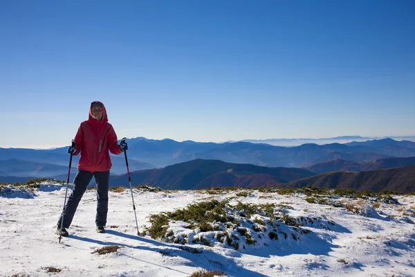 Menina jovem e bonita nas montanhas . — Fotografia de Stock