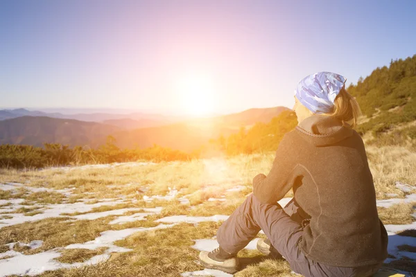 Mädchen ruht sich auf der Natur aus. — Stockfoto