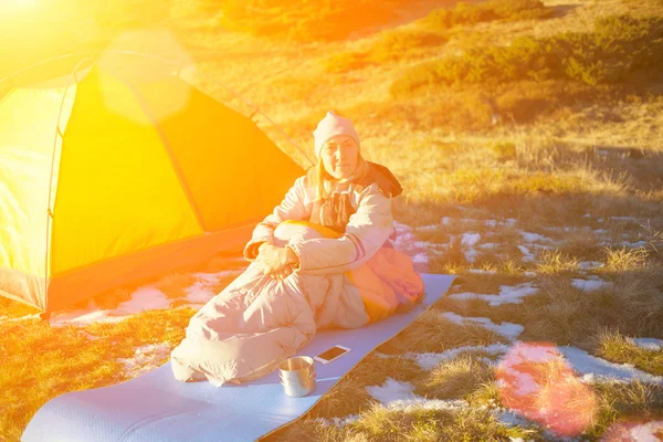 Girl in a sleeping bag. — Stock Photo, Image