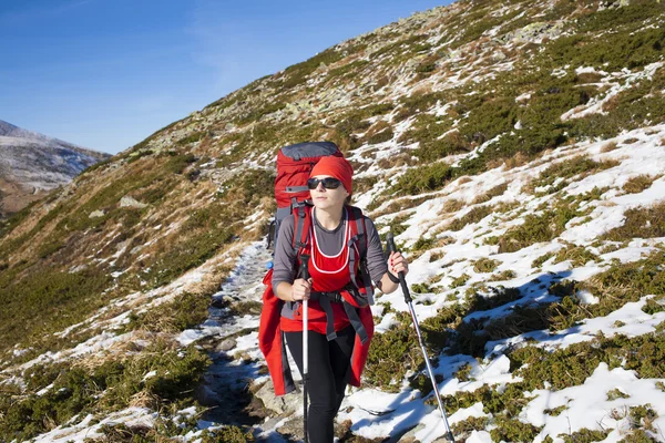 A menina com a mochila . — Fotografia de Stock