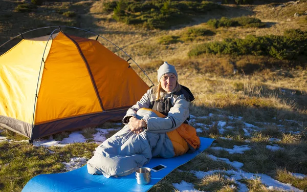 Kız bir uyku tulumu.
