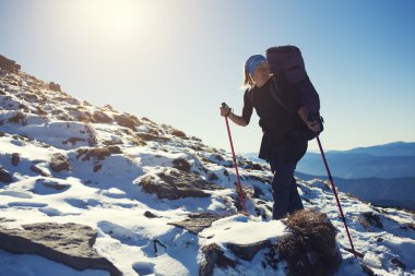 Kızı dağa tırmanıyor.