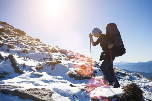 Flickan klättrar berg. — Stockfoto