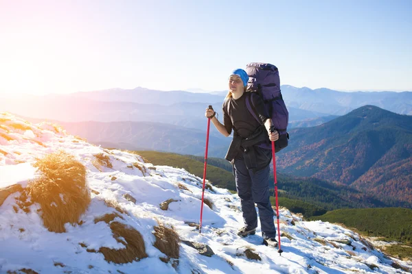 Beautiful girl in the mountains. — Stock Photo, Image