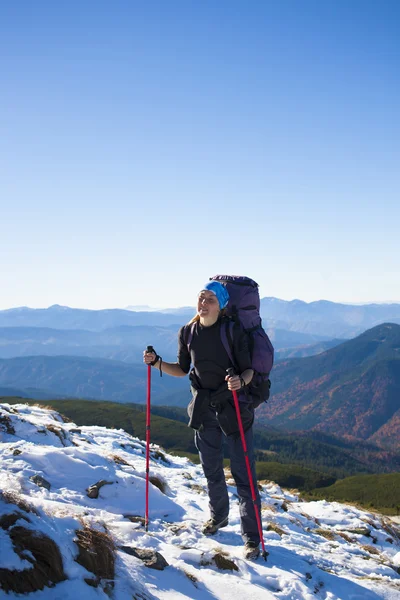 Menina bonita nas montanhas . — Fotografia de Stock