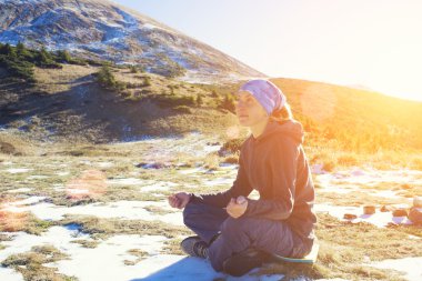 Kız doğada devreye girer.