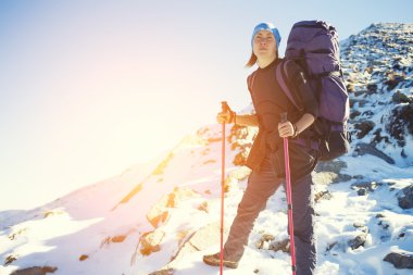 Dağlarda seyahat bir kadın.