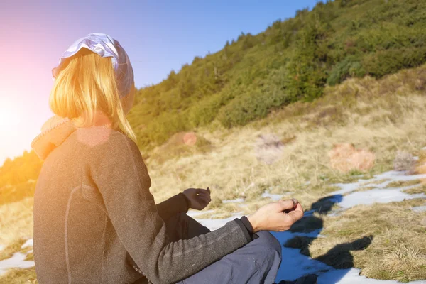 Flickan är engagerad i naturen. — Stockfoto