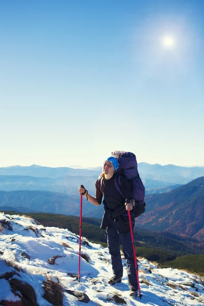 Belle fille dans les montagnes . — Photo