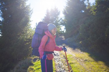 Sırt çantası ormandaki kadınla.