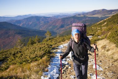 Turistik bir dağ iz sırt ile gider.