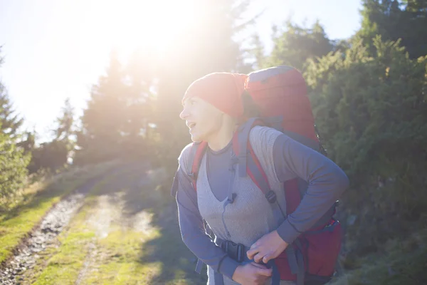 A woman wears a large backpack. — Stock Photo, Image