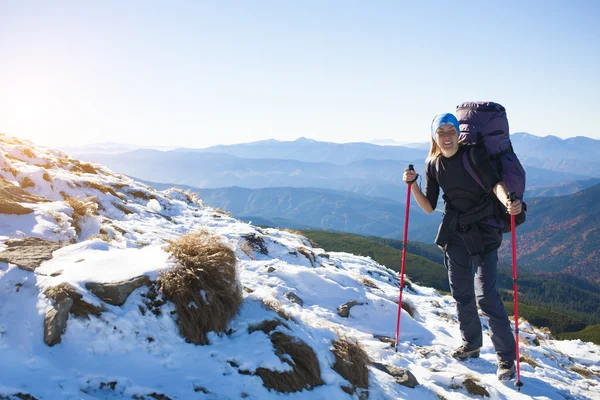 Menina bonita nas montanhas . — Fotografia de Stock