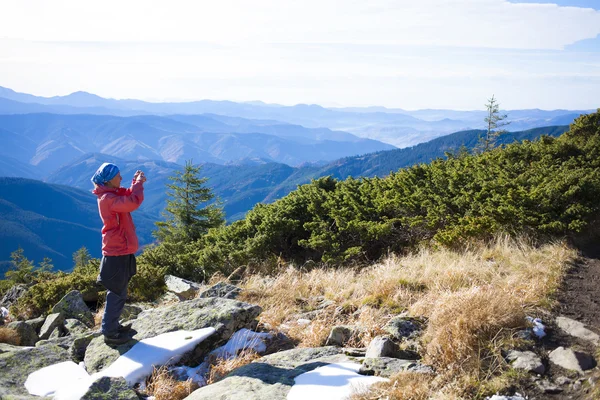 La chica fotógrafa en las montañas . — Foto de Stock