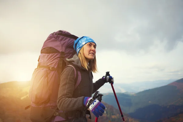 Portrait of a beautiful young girl with a backpack. — Stock Photo, Image