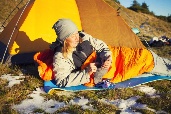 Girl in a sleeping bag. — Stock Photo, Image