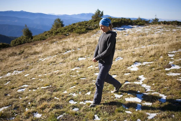 Een jong meisje neemt een wandeling. — Stockfoto