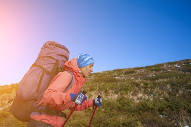 O dağlarda seyahat.
