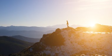 Bir tırmanıcı bir dağ sırtı üzerinde silüeti.