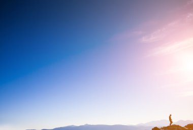 Bir tırmanıcı bir dağ sırtı üzerinde silüeti.