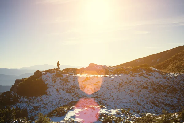 Silhouette eines Bergsteigers auf einem Bergrücken. — Stockfoto