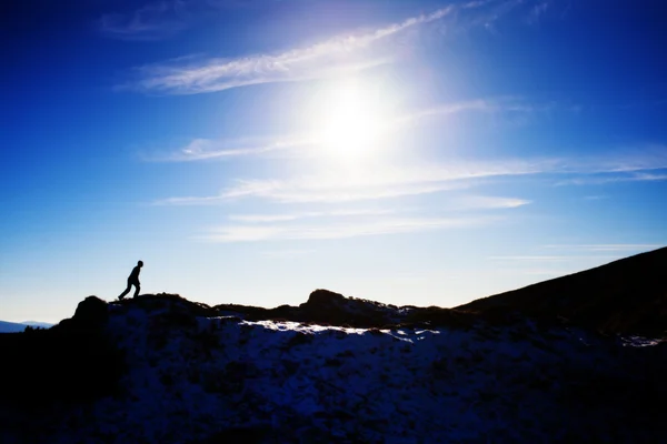 Silueta horolezec na horský hřeben. — Stock fotografie