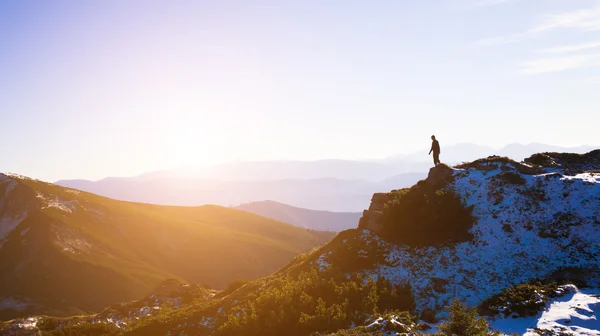 Silhouette eines Bergsteigers auf einem Bergrücken. — Stockfoto