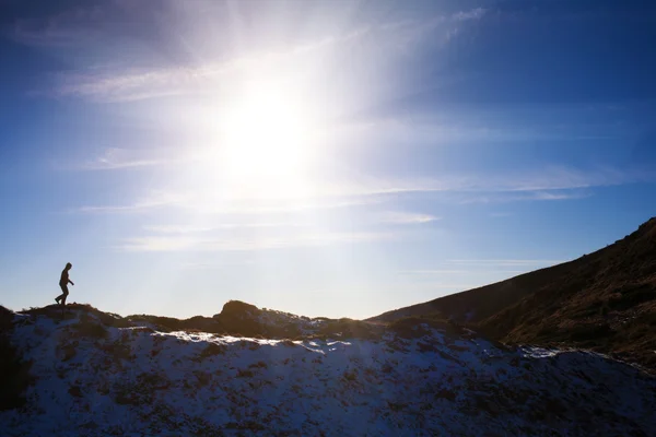 Silhouette eines Bergsteigers auf einem Bergrücken. — Stockfoto