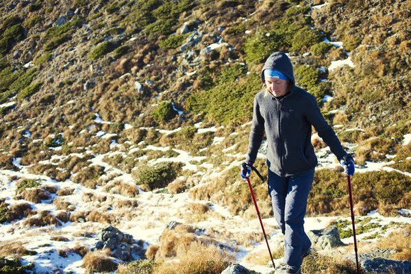 Het meisje met wandelstokken. — Stockfoto