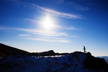 Bir tırmanıcı bir dağ sırtı üzerinde silüeti.