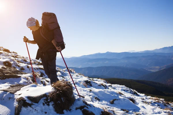 La fille grimpe la montagne . — Photo