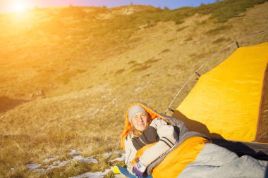 Kız bir uyku tulumu.