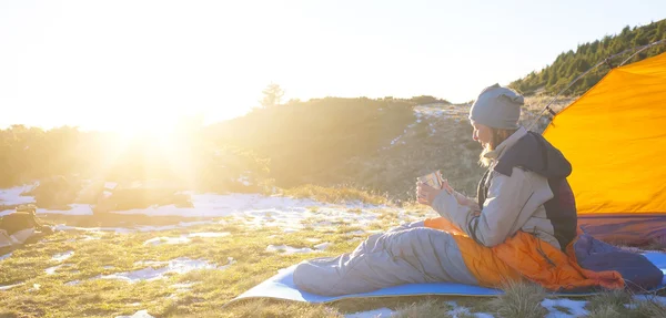 Kız bir uyku tulumu.