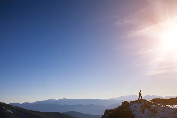 Silhouette eines Bergsteigers auf einem Bergrücken. — Stockfoto