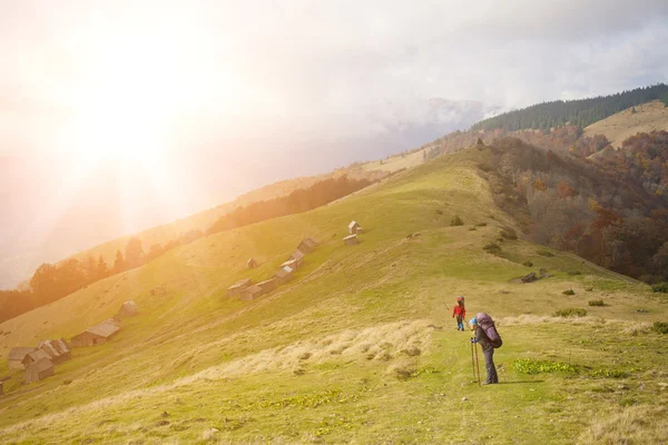 Zwei Mädchen sind unterwegs. — Stockfoto