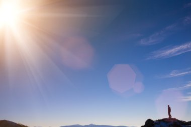 Dağlarda bir adam silüeti.