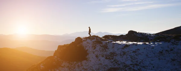 Silhueta de um alpinista em um cume de montanha . — Fotografia de Stock