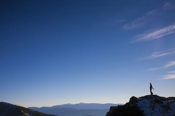 Die Silhouette eines Mannes in den Bergen. — Stockfoto