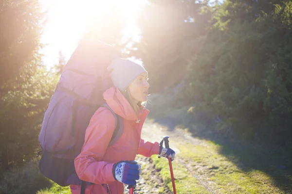 Woman with backpack in forest. — Stock Photo, Image