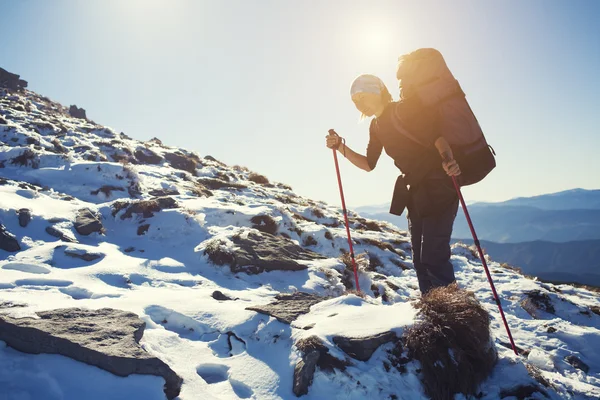 Das Mädchen erklimmt den Berg. — Stockfoto