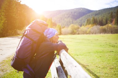 Sırt çantası dinlenme ile kız.