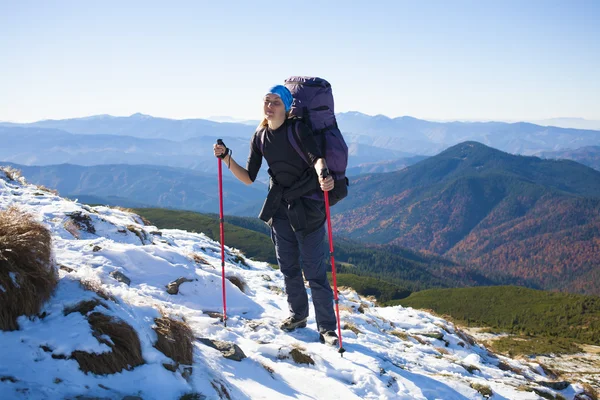 Das Mädchen mit dem Rucksack. — Stockfoto