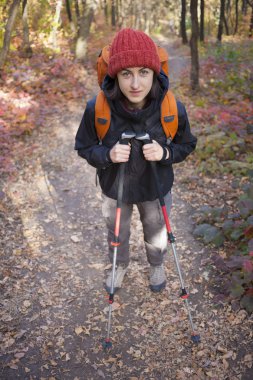 Ormanda yürüyüş sırt çantası ile kız.