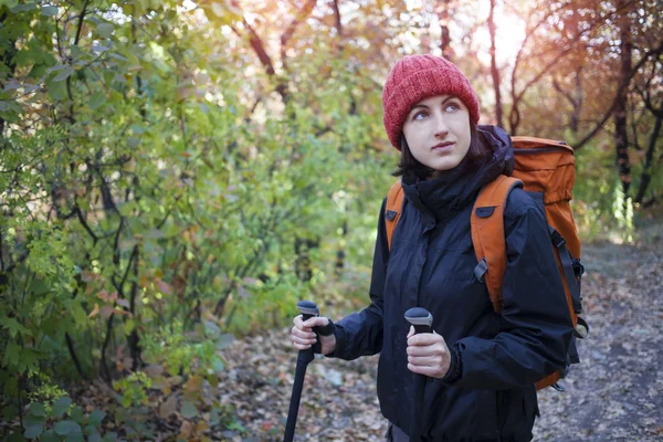 Das Mädchen mit dem Rucksack. — Stockfoto