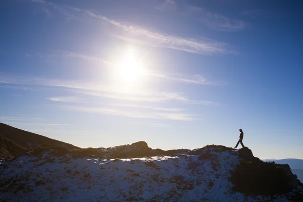 Silhouette of a climber on a mountain ridge. — Stock Photo, Image