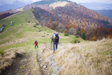 Sırt çantaları ile iki kız.