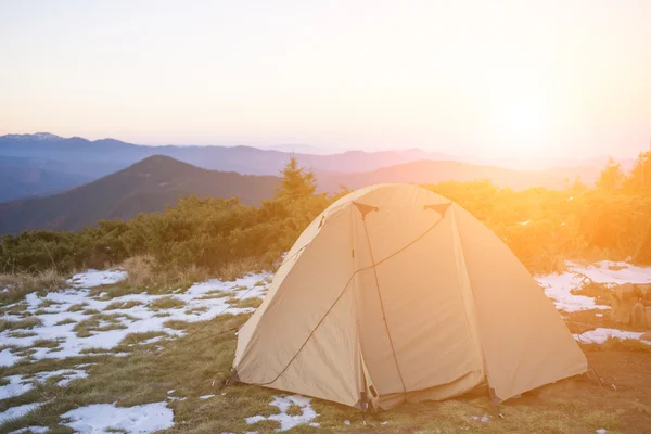 Das Zelt steht in der Natur. — Stockfoto