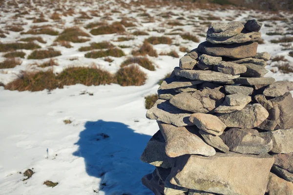 Passeio de pedra para orientação nas montanhas . — Fotografia de Stock