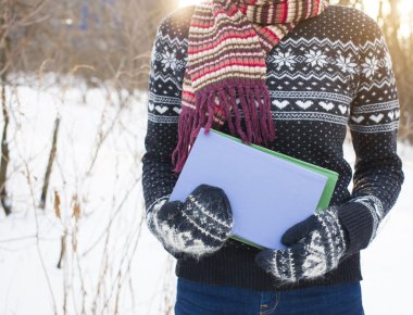 bir kitap tutan kadın.