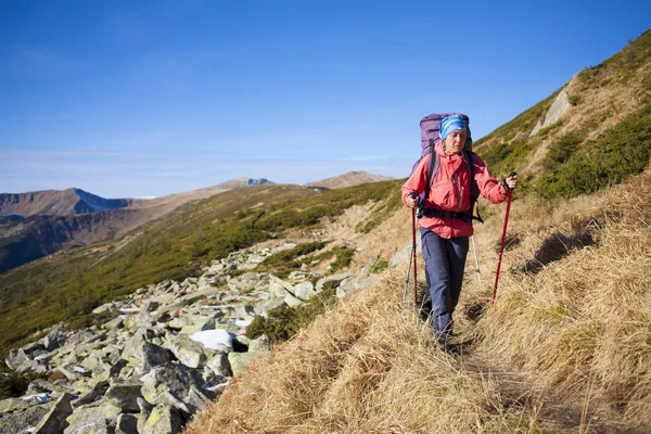 Dos mujeres jóvenes fueron de camping . — Foto de Stock